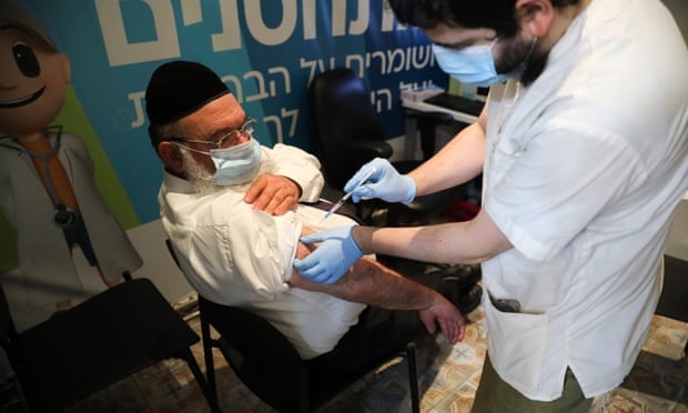 Người Israel không tiêm mũi vaccine thứ ba sẽ mất Thẻ xanh